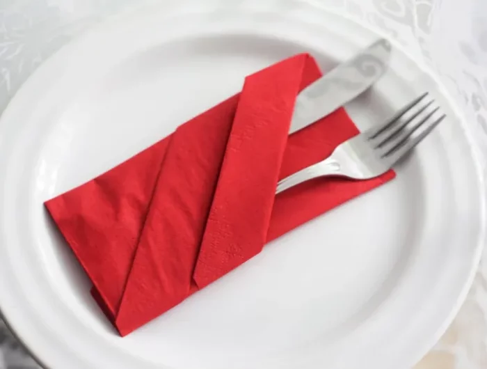pliage serviette noel facile en poche serviette rouge