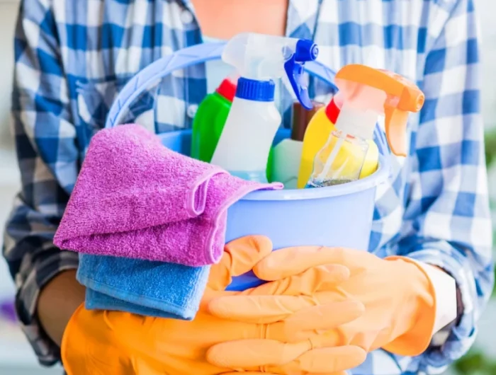 produits nettoyants serviettes spray pulverisateur seau gants protection