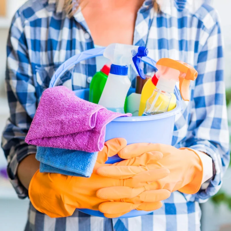produits nettoyants serviettes spray pulverisateur seau gants protection