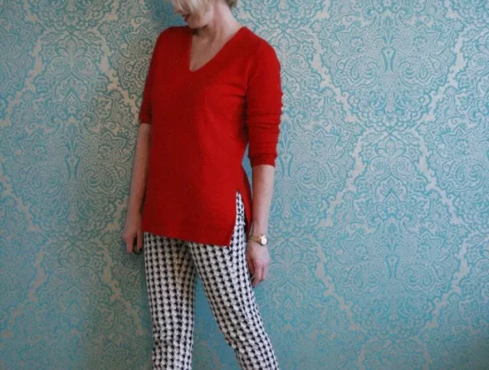 pull femme rouge et pantalon à carreaux chaussures à talon haut noir