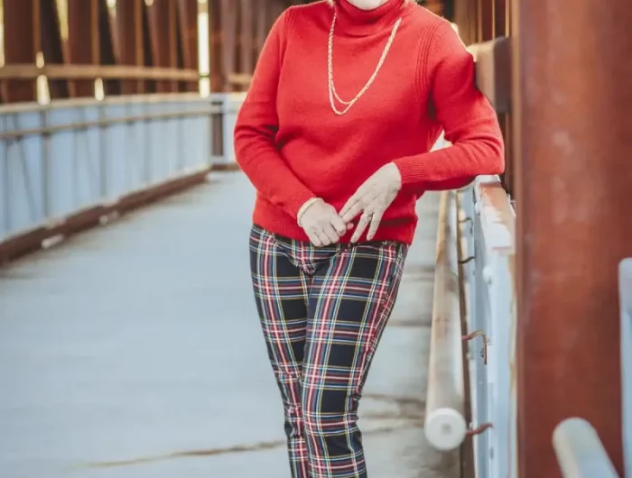 pull femme rouge et pantalon motif tartan comment s habiller à 50 ans tenue femme chic
