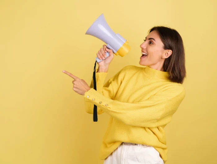 pull jaune femme pantalon blanc joie nouvelle annonce