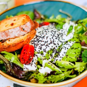 Recette de salade à la mayonnaise végane aux pois chiches et tomates cerises. Un régal léger, sain et plein de vitamines !