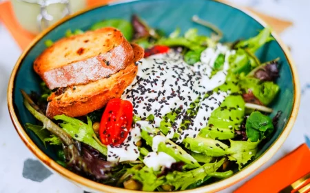 recette de salade vegane verdure pain avocat tomates rouges