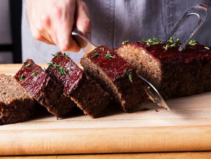 repas végétarien pour 8 personnes pain viande vegetarien coupe par une main