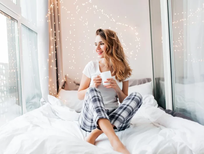 repos femme sourire lumiere lit cocooning pyjama tasse cafe