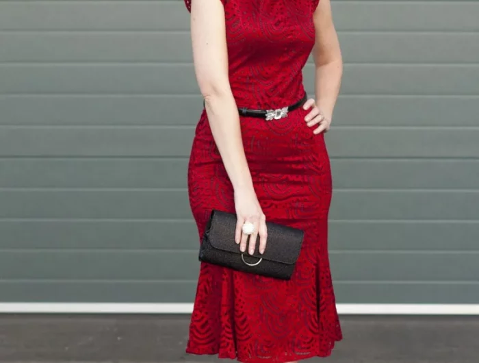 robe de noel femme 50 ans avec manche légère chaussures à talon hautes couleur rouge et ceinture et sac à main noir