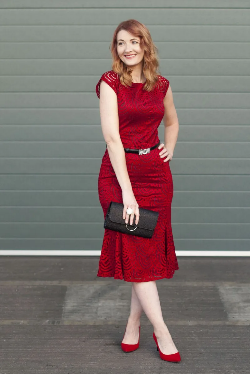 robe de noel femme 50 ans avec manche légère chaussures à talon hautes couleur rouge et ceinture et sac à main noir