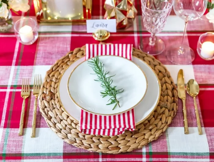 table de noel rouge et or simple serviette nappe rouge et blanc centre de table fleurs bougies décoratives