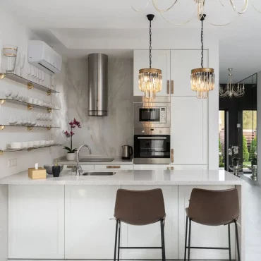 tendance deco cuisine blanche avec suspensions ilot central