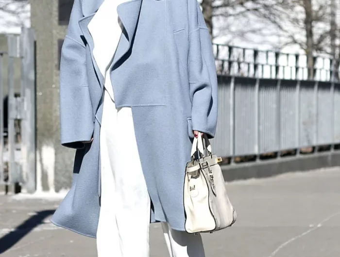 tenue blanche sac a main en cuir blanc et manteau bleu