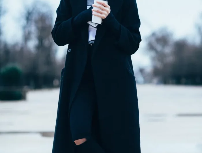 tenue casual chic en noir et gris manteau long noir