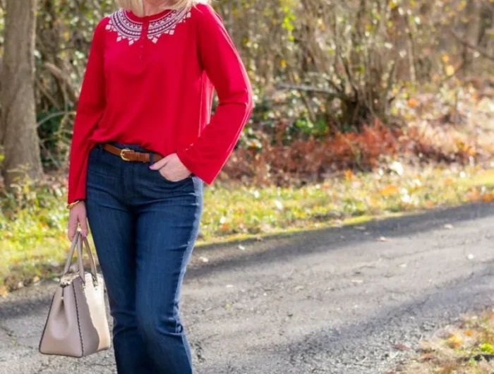 tenue chic femme 50 ans jean et top rouge avec des strass chaussures à talon sac à main gris