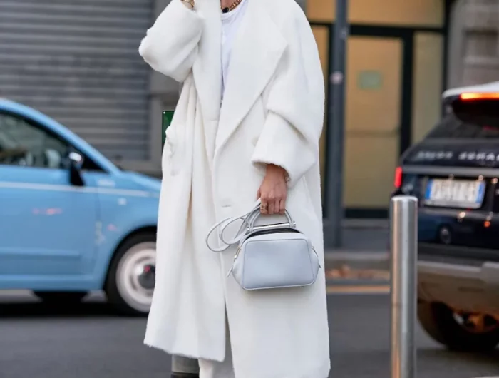 tenue monochrome blanche avec manteau surdimensionne