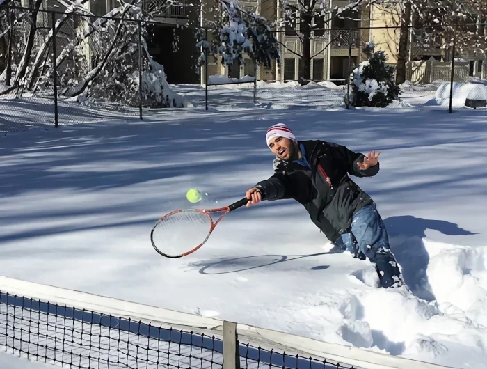 un joueur de tennis dans la neige fraîchement tombee