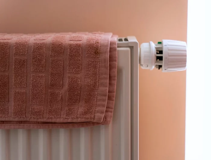 une serviette place sur un radiateur