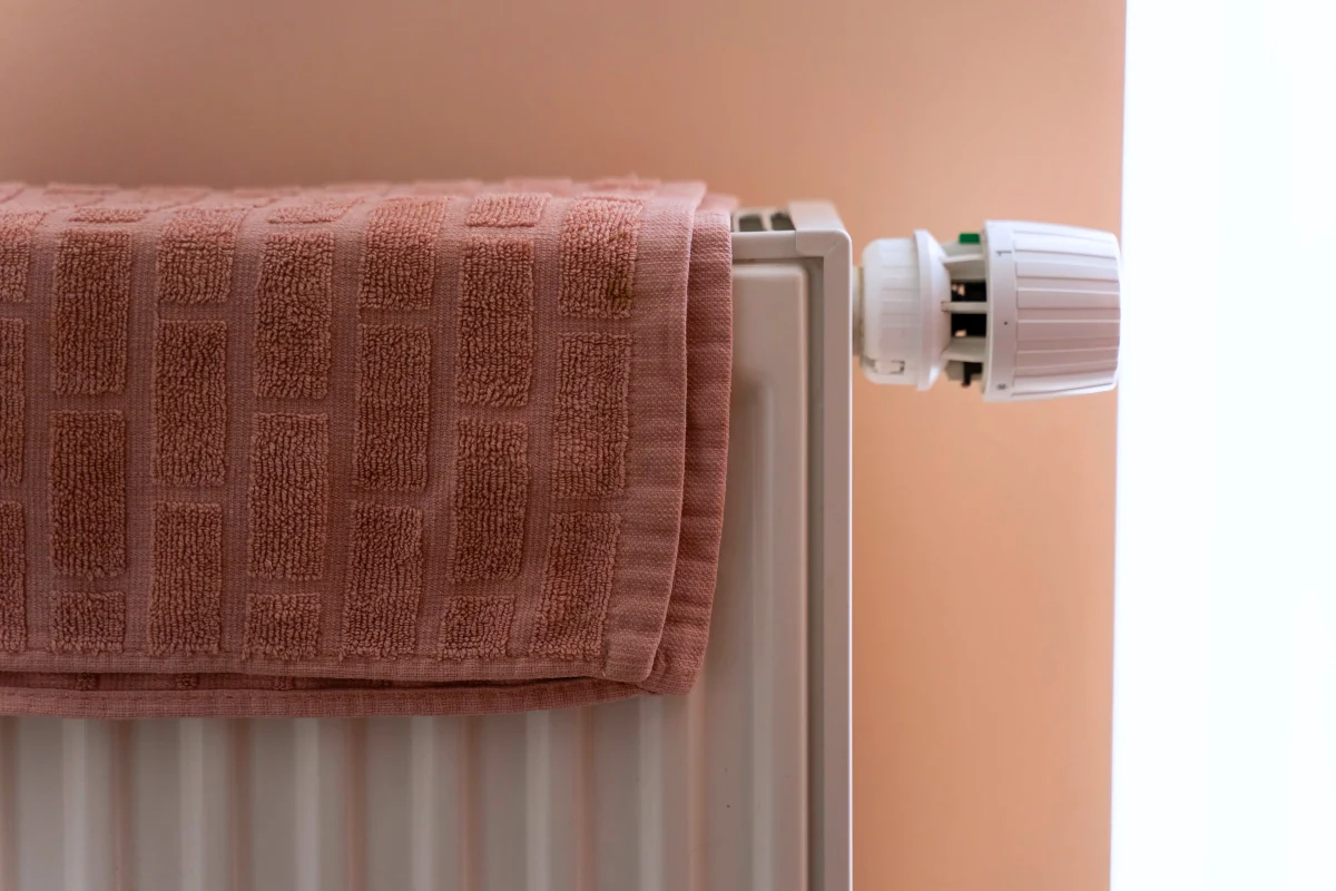 une serviette place sur un radiateur