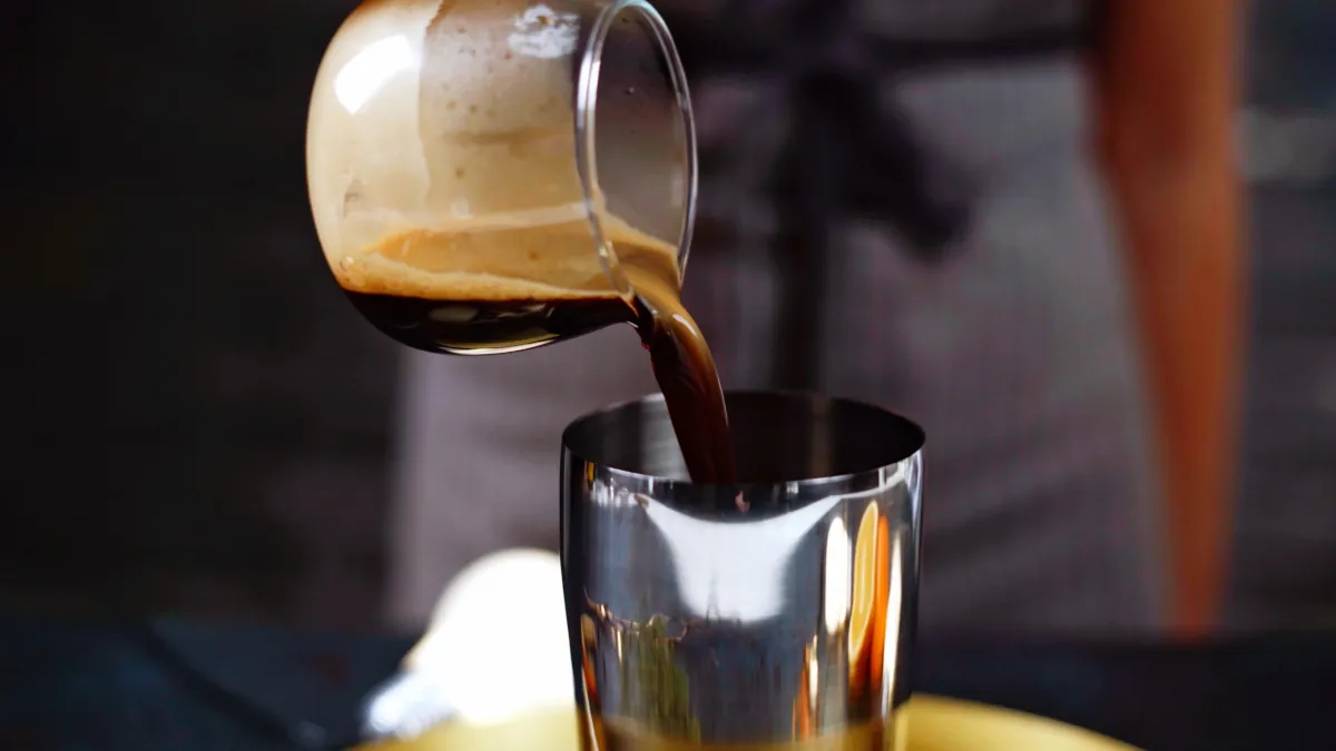 verser deux doses d espresso dans un shaker