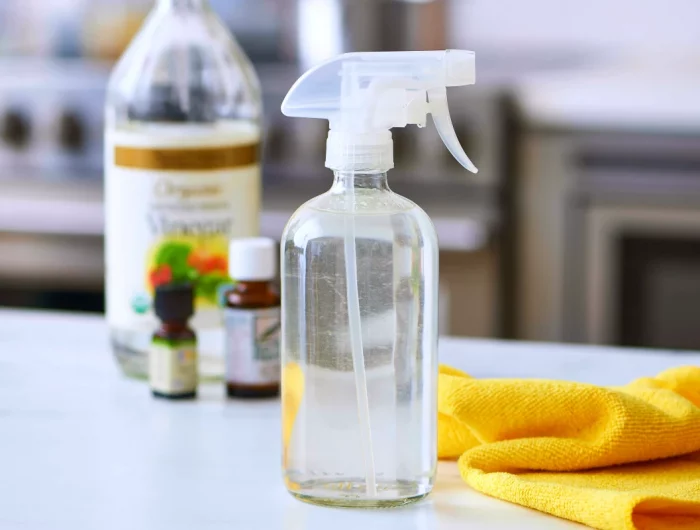 vinaigre blanc pour nettoyer la moisissure chiffon jaune bouteille transparente