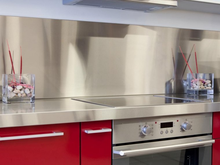 nettoyer efficacement de l'inox sans faire de traces, facile cuisine armoire rouge