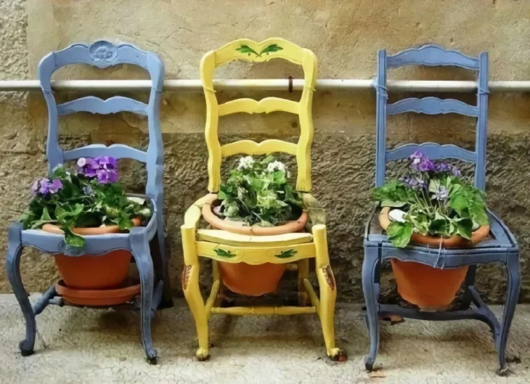 quelle plante mettre dans un vase en verre chaise bleues et jaune avec de pots de fleurs