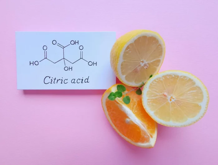 acide citrique conte le calcaire dans les toilettes citron jaune fond rose