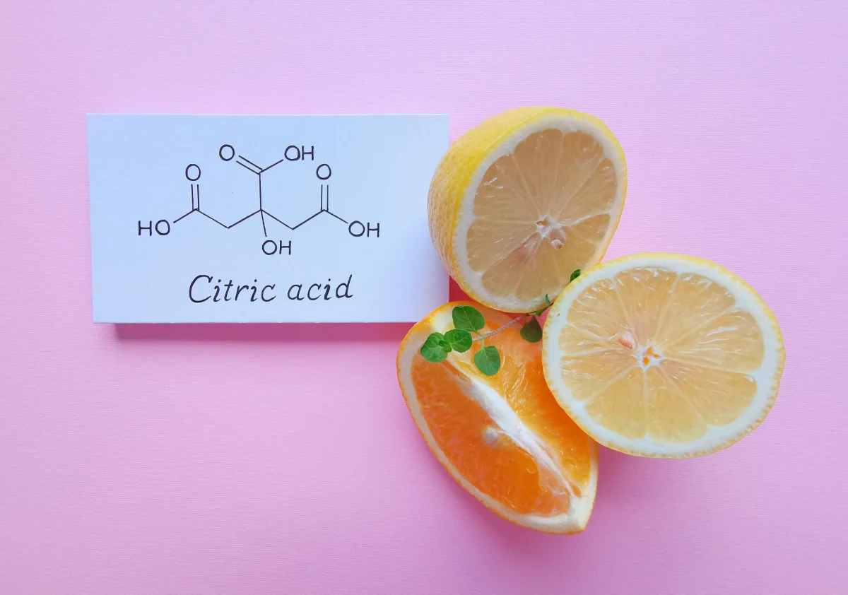 acide citrique conte le calcaire dans les toilettes citron jaune fond rose