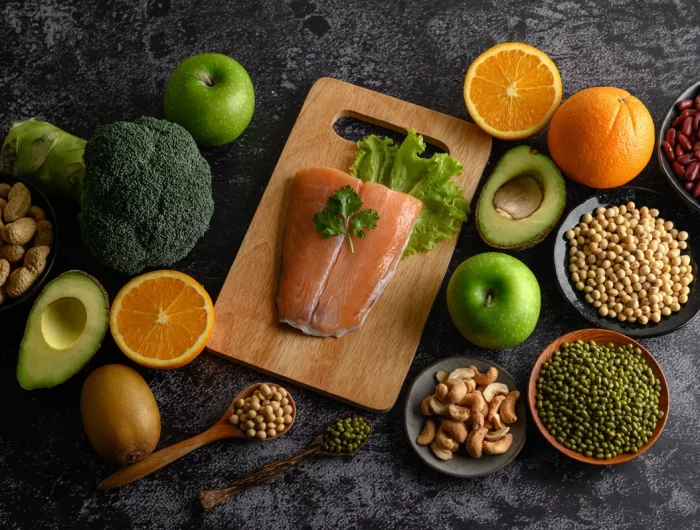 alimentation equilibree avec des fruits legumes legumineuses et poisson