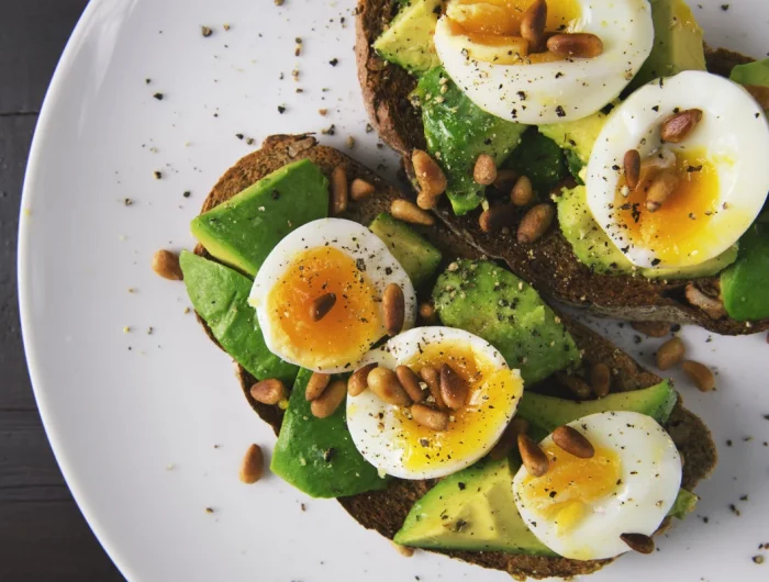 assiette blanche tartite avocat et oeufs