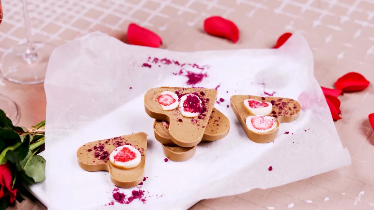 barres de chocolat en forme de coeur fraises au chocolat et poudre de framboises