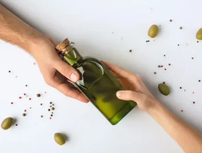batch huile d olive deux mains pour faire briller un evier en ceramique