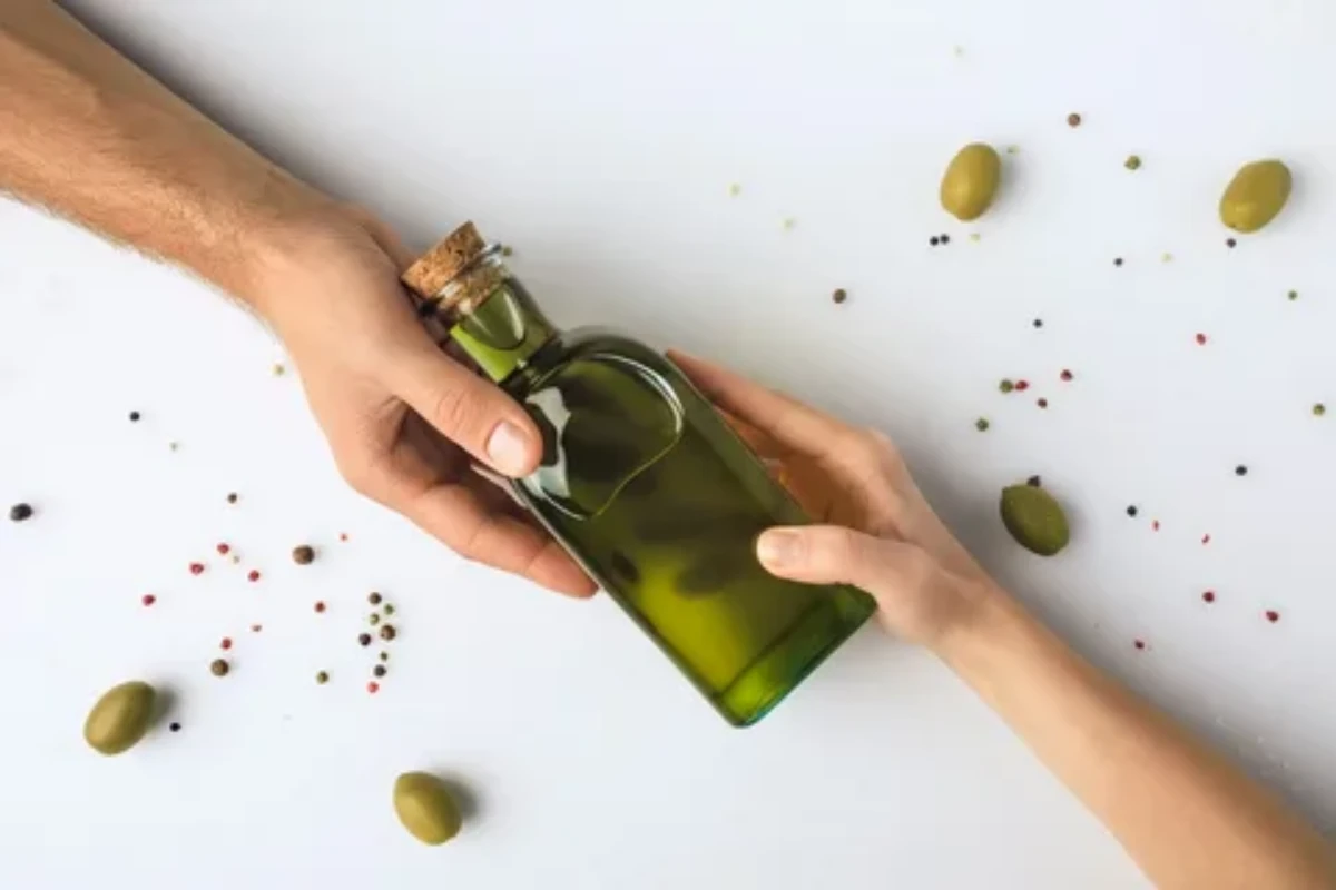 batch huile d olive deux mains pour faire briller un evier en ceramique
