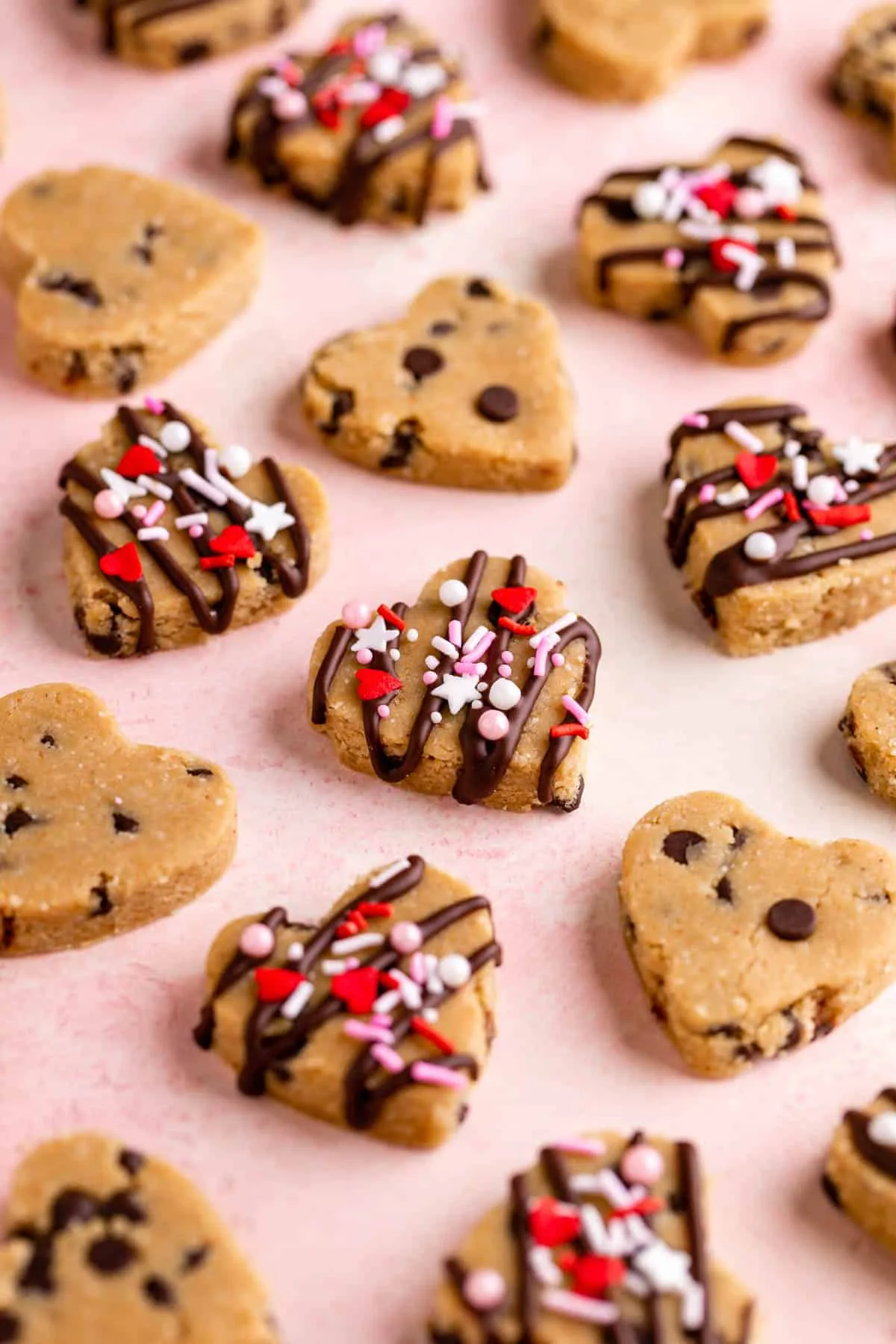 biscuit saint valentin en forme de coeur avec chocolat et décorations sucrées