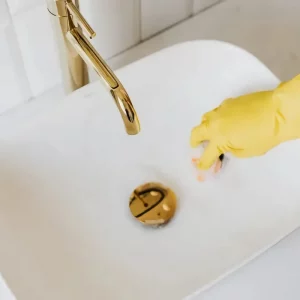 Comment nettoyer un évier en résine blanc jauni - une méthode miracle