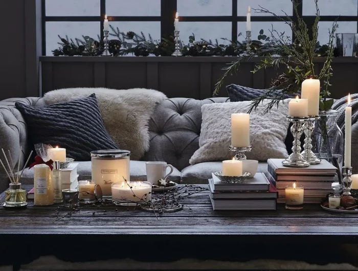 canape gris clair avec coussins tables basse et bougies