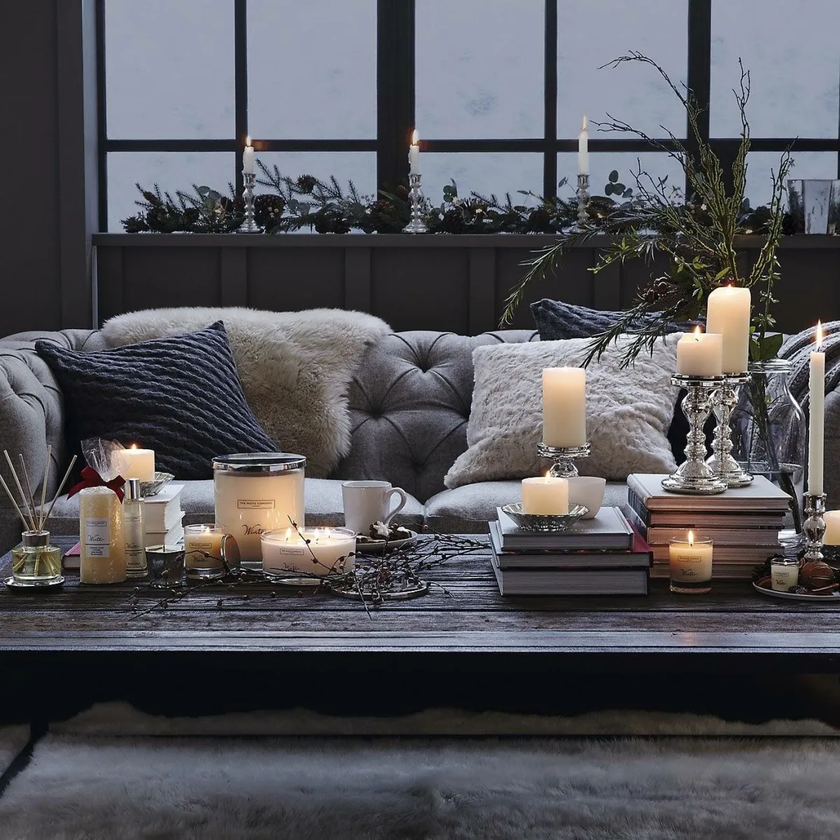 canape gris clair avec coussins tables basse et bougies