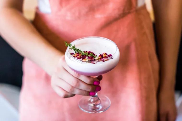 cocktail saint valentin framboise verre boisson avec alcool roses fraiches