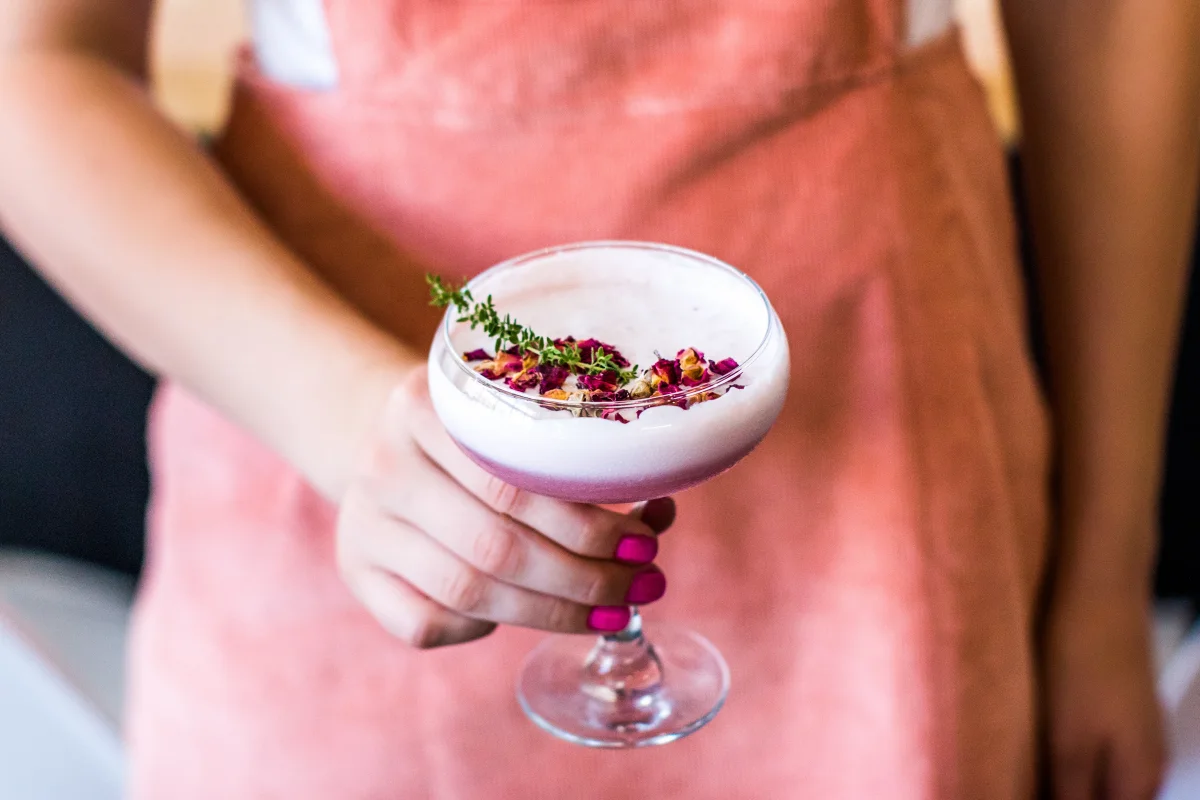 cocktail saint valentin framboise verre boisson avec alcool roses fraiches