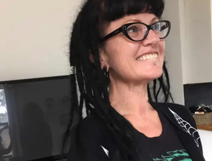 coiffure après 60 ans cheveux fins femme aux lunettes et dreads