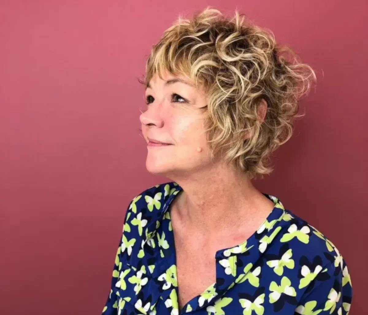 coiffure femme 60 ans épanouie avec des mèches bouclées