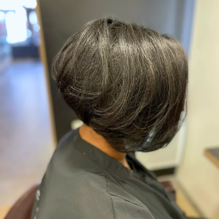 coiffure femme carre plongeant court derriere