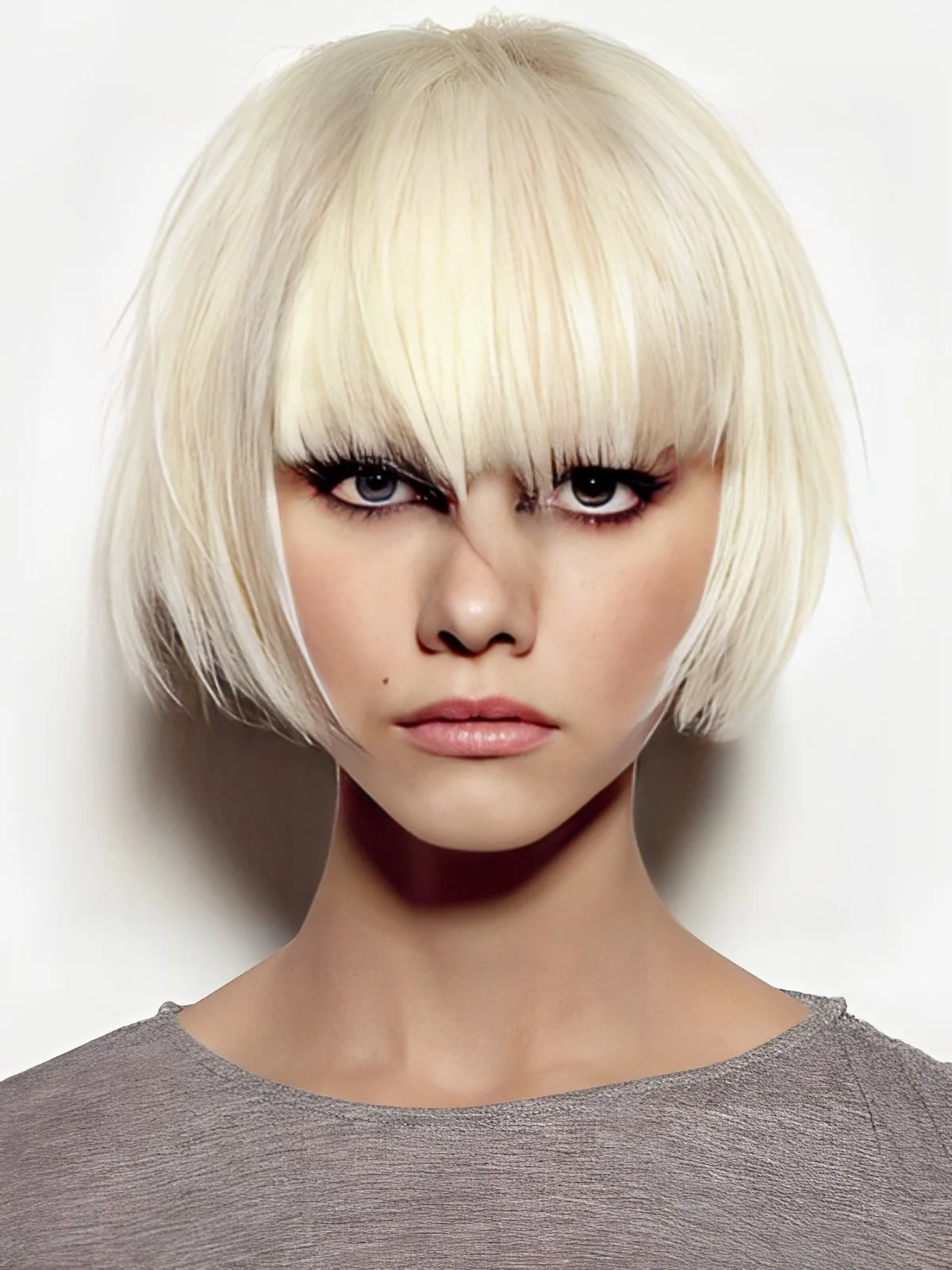 coloration blond blanc frange droite coupe de cheveux court tendance