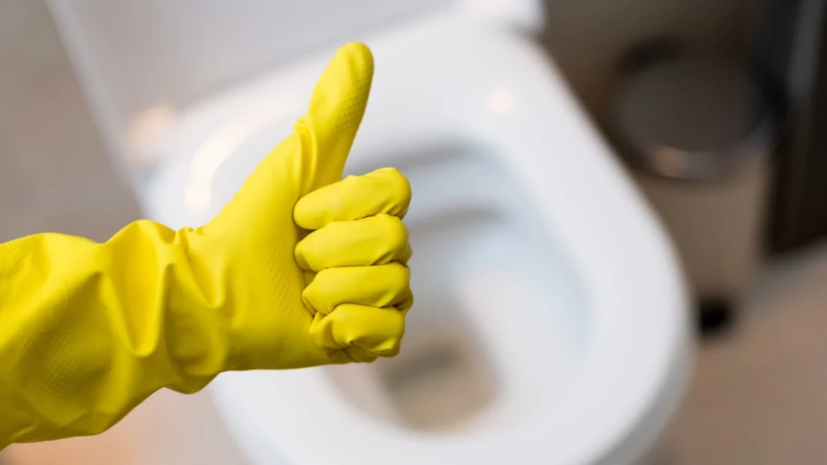 comment deboucher un wc rapidement gants jaunes cuvette blanche