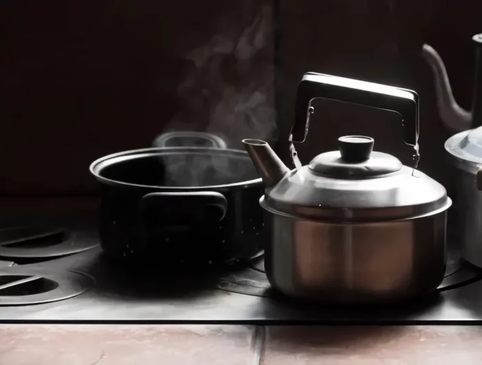 comment défroisser un vêtement rapidement avec le fond d une casserole ou bouilloire