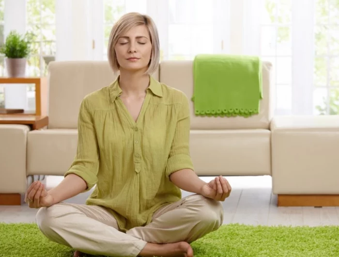 comment faire pour se debarrasser de la fatigue femme meditation vert