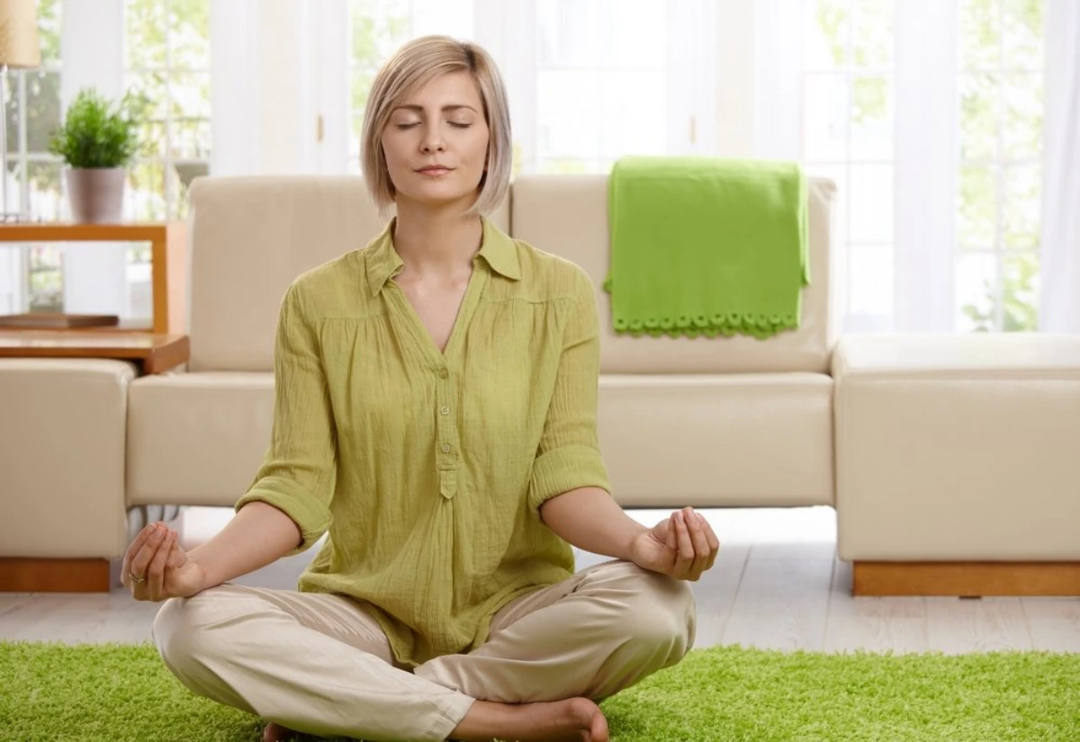 comment faire pour se debarrasser de la fatigue femme meditation vert