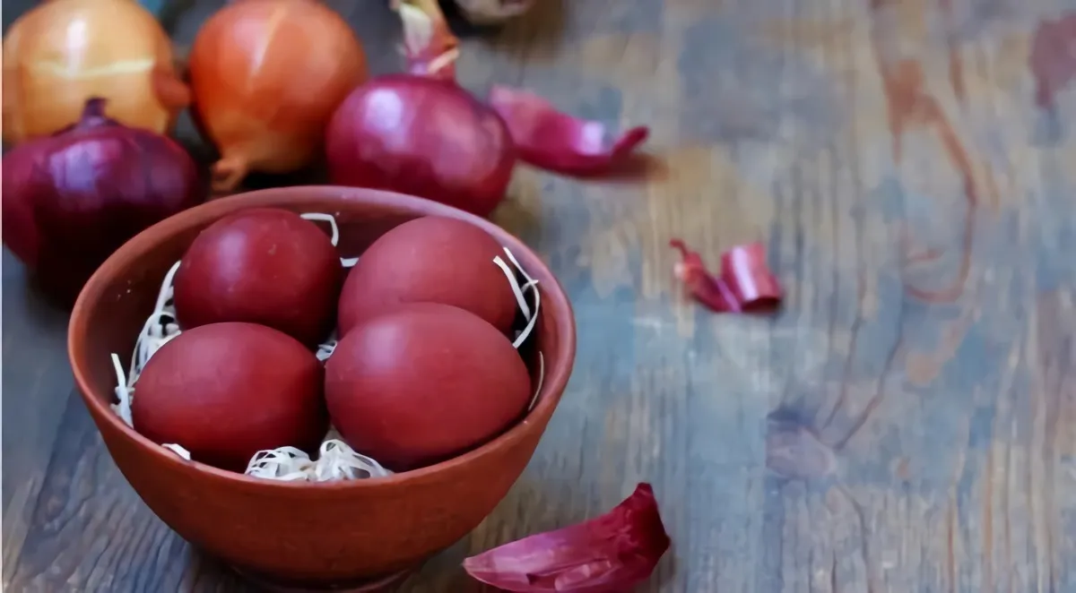 comment faire tenir une teinture à la pelure d'oignon colorant pour oeuf depaques