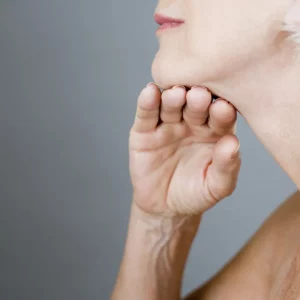 Comment lisser la peau du cou sans chirurgie ? Astuces et conseils pour garder le cou lisse et jeune après 50 ans !