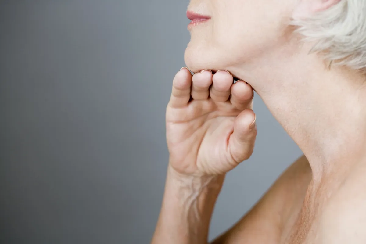 comment lisser la peau du cou sans chirurgie conseils