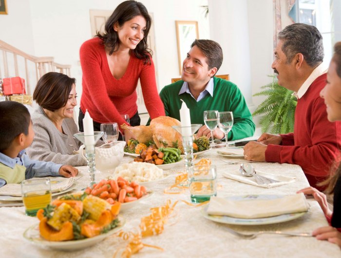 comment mettre un chemin de table recouvert d'une nappe transparente famille entable femme au pullrouge